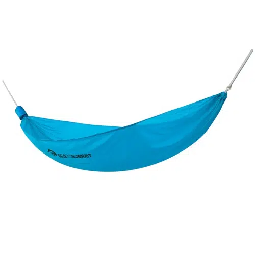 Un juego de hamaca individual minimalista Hamaca Sea To Summit Pro en azul brillante, suspendido por cuerdas blancas en ambos extremos, de apariencia liviana y diseñado para uso al aire libre, perfecto para acampar o relajarse.