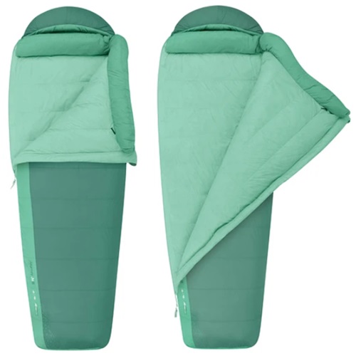 Se muestran uno al lado del otro dos sacos de dormir de mujer Saco de Dormir Pluma Sea To Summit Journey JoII de -8 °C de color verde. El saco de dormir de la izquierda tiene la cremallera completamente cerrada, mientras que el de la derecha tiene la cremallera parcialmente abierta, lo que permite ver un interior más ligero. Ambos sacos de dormir están equipados con capuchas y tienen un práctico sistema de cremallera a la derecha.