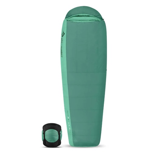 El saco de dormir Pluma Sea To Summit Journey JoII Women's -8°C es un saco de dormir verde con diseño con capucha y forma rectangular, ideal para acampar al aire libre o hacer mochilerismo. Incluye un saco de compresión a juego con correas ajustables para un empaque cómodo.