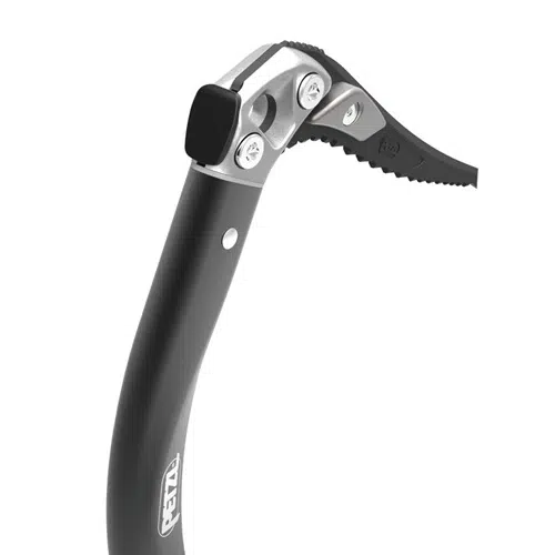 Primer plano de un piolet Petzl Nomic negro con punta dentada y mango curvo, con el logotipo de la marca destacado cerca de la base, mostrando su artesanía.