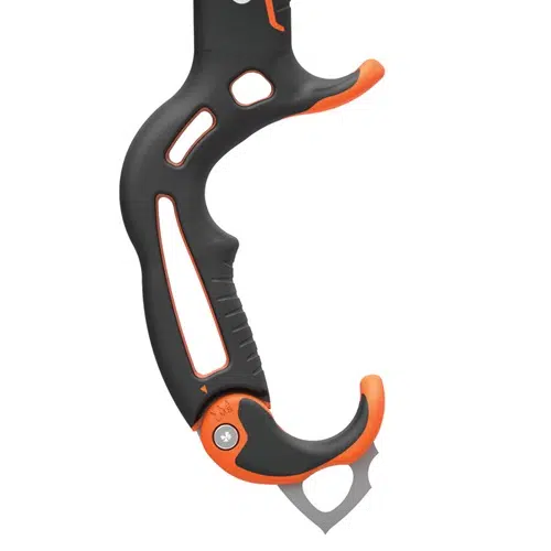 La herramienta para escalada en hielo Piolet Petzl Nomic, disponible en color negro y naranja, cuenta con un mango ergonómico y una punta metálica afilada. Su diseño incorpora varios recortes y zonas de agarre texturizadas para facilitar su manejo.
