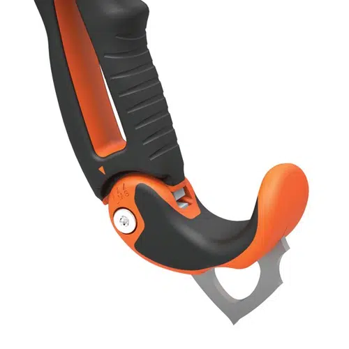 Primer plano de la herramienta Piolet Petzl Nomic, que muestra su diseño naranja y negro con una distintiva hoja curva en el extremo. Está diseñada para tareas de corte o recorte precisos y cuenta con agarres texturizados en el mango para un manejo seguro.