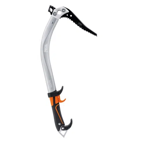 El Piolet Petzl Quark Martillo es una herramienta especializada para escalada en hielo con un mango curvo y una punta dentada en la parte superior. Tiene un mango con empuñadura negra, detalles en naranja y un gatillo ajustable. Esta herramienta está diseñada para colocarse de forma segura en hielo y otras condiciones de escalada difíciles.