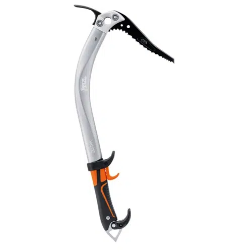 El Piolet Petzl Quark Pala es un piolet curvo para escalada que presenta un mango plateado largo, un mango negro y naranja con empuñadura ergonómica, una punta afilada en el extremo y una pequeña azuela en el lado opuesto. La marca "Petzl" está visiblemente marcada en el mango.