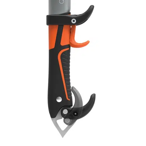 Primer plano de una herramienta de poda negra y naranja con una hoja plateada y afilada. El mango tiene un diseño ergonómico, similar al de la Piolet Petzl Quark Pala, con un gancho curvo para un corte eficiente.