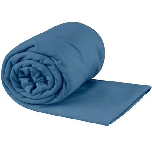 Una manta polar de color azul báltico se exhibe sobre un fondo blanco, mostrando su textura suave y su extremo cuidadosamente doblado, que recuerda a una acogedora toalla de bolsillo.