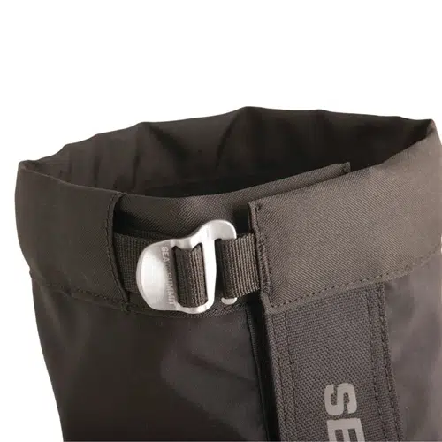 Primer plano de un bolso utilitario negro con cierre de hebilla plateada, que recuerda al elegante diseño de los Polainas Sea To Summit Quagmire Gaiters eVent (SIN PFC) M Black. El borde superior está abierto, lo que deja al descubierto la correa y la hebilla de seguridad. Un logotipo parcialmente visible adorna el bolso, lo que le aporta un toque sofisticado.