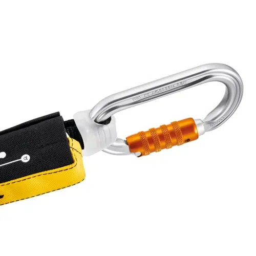 Primer plano de un arnés de seguridad que muestra el paquete de accesorios Petzl String L, con un mosquetón plateado conectado a una correa negra y amarilla. El mosquetón está equipado con un mecanismo de bloqueo de rosca naranja para un cierre seguro, lo que garantiza una sujeción fiable en cualquier situación.