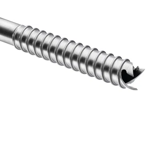 Primer plano de un conducto flexible metálico con un diseño en espiral y un extremo parcialmente cortado, que recuerda la artesanía que se ve en los diseños de Tornillo para Hielo Petzl Laser. La superficie brillante refleja la luz, lo que resalta su textura estriada al colocarse en diagonal sobre un fondo blanco liso.