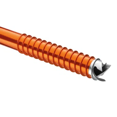 Primer plano de una herramienta similar a un taladro con un cuerpo espiral de color naranja y una punta metálica con cuchillas, que recuerda al tornillo para hielo Petzl Laser Speed Light. Está diseñada para cortar o perforar e incluye un mango acanalado para sujetarla, sobre un fondo blanco liso.