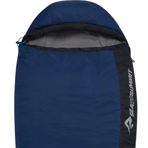 El saco de dormir sintético Sea To Summit Trailhead ThIII -7°C es un saco de dormir azul con detalles en negro y presenta la marca "Sea to Summit" a lo largo del costado, junto con un diseño de capucha parcialmente abierta.