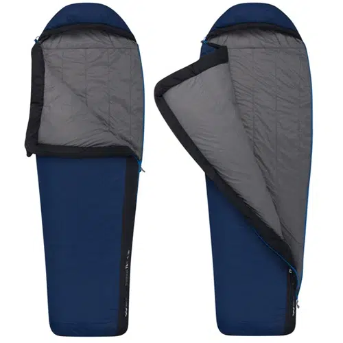 Se muestran dos sacos de dormir azules y grises, el Saco de Dormir Sintético Sea To Summit Trailhead ThIII -7°C. Uno tiene la cremallera cerrada mientras que el otro está parcialmente abierto, revelando su interior gris. Ambos tienen una forma rectangular alargada con una sección superior con capucha para mayor comodidad.