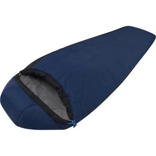 El saco de dormir sintético Sea To Summit Trailhead ThIII -7°C es un saco de dormir tipo momia de color azul con una capucha de color azul oscuro y negro. Cuando está completamente extendido, el forro interior es gris. La cremallera lateral visible indica que está cerrado. Su forma cónica se ajusta perfectamente al cuerpo, proporcionando una calidez óptima.
