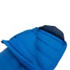 Primer plano de la mochila de dormir Pluma Sea To Summit Trek TkI -1°C en azul con cremallera izquierda ancha y regular con la parte superior desplegada, revelando un forro interior oscuro. La tela parece cálida y acolchada, ideal para uso al aire libre. El fondo es blanco liso.