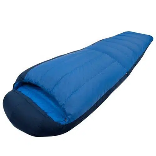 Saco de dormir tipo momia de color azul, modelo Saco de dormir Pluma Sea To Summit Trek TkI -1 °C, con detalles en azul oscuro alrededor de la capucha y los costados. El diseño regular de cremallera izquierda ancha se estrecha hacia los pies, lo que proporciona un ajuste ceñido para brindar calidez. Adecuado para acampar al aire libre y hacer mochilerismo.
