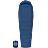 El saco de dormir azul Saco de Dormir Pluma Sea To Summit Trek TkII Blue L -8°C con forma de momia se combina con una bolsa de transporte pequeña y compacta al lado. La parte superior ligeramente abierta muestra sus revestimientos internos y presenta un detalle azul oscuro a lo largo del borde, lo que resalta el diseño premium del saco de dormir.