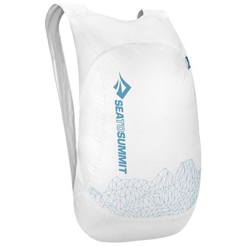 La mochila Mochila Sea To Summit Ultra Sil Nano White ofrece un diseño elegante y minimalista con gráficos geométricos de montañas de color azul claro y la marca en el costado, lo que la hace ideal para quienes priorizan tanto el estilo como la funcionalidad.