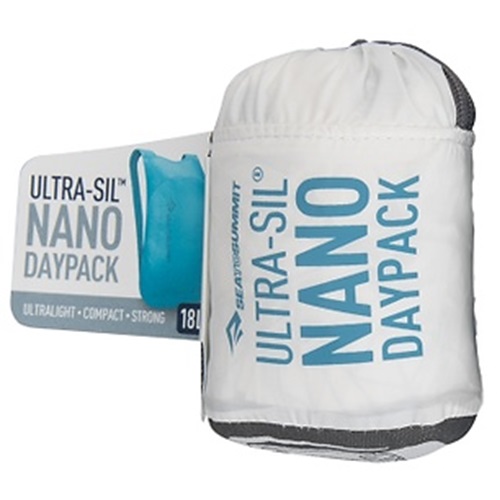 La Mochila Sea To Summit Ultra Sil Nano en color blanco con detalles en azul se presenta en un formato compacto y enrollado. El empaque resalta su diseño ultraligero y duradero con una capacidad de 18 litros.
