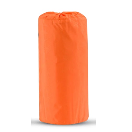 Una bolsa seca impermeable, cilíndrica, de color naranja vibrante con un cierre superior enrollado se destaca sobre un fondo blanco, complementando perfectamente sus aventuras con la Colchoneta autoinflable UltraLight de Sea To Summit.