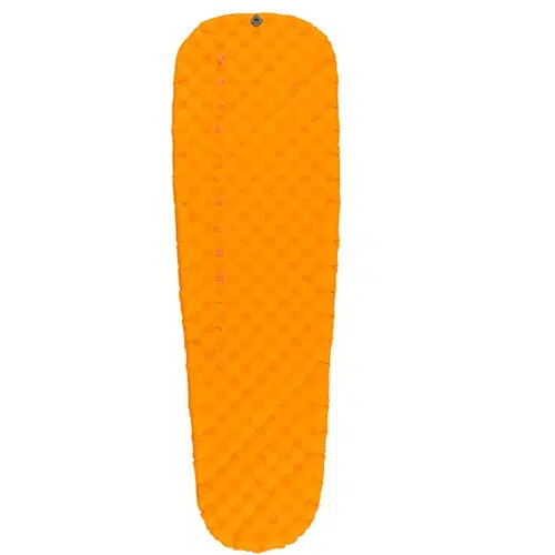 Una Colchoneta Inflable Sea To Summit Ultralight Insulated de color naranja, alargada y ligeramente cónica con una textura acolchada parece diseñada para acampar o usar al aire libre.