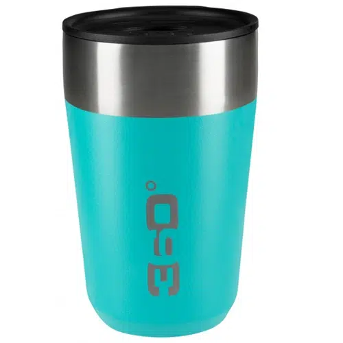 Taza de viaje 360 Degrees Sea To Summit Vac de color turquesa con una sección superior de acero inoxidable y una tapa negra. Esta taza de 355 ml tiene el número "360" impreso verticalmente en plata en el frente.