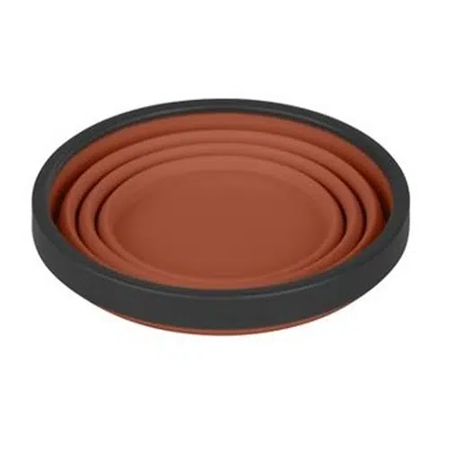 Una pila de tres terrinas redondas de color terracota con bordes oscuros, vistas desde arriba, se asemeja a la elegancia funcional de un Vaso Plegable de Silicona Sea To Summit X-Cup Rust.