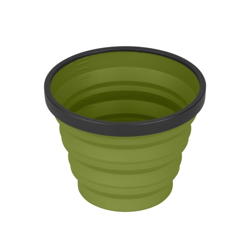Una taza plegable de silicona verde con borde negro, que se muestra en forma expandida. La taza tiene ranuras horizontales que permiten plegarla para guardarla fácilmente.