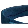 Primer plano de una cinta de tela azul con un forro texturizado y perforado que evoca la comodidad asociada a un Arnés Petzl Adjama. El exterior es liso y la tela parece ofrecer una sensación suave y acolchada.