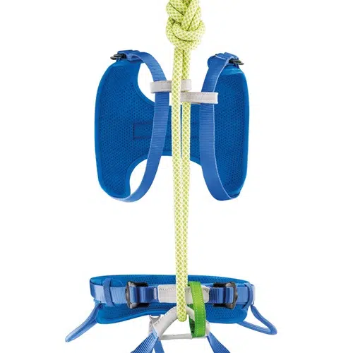 El Arnés Petzl Macchu Body para Niños es un arnés de escalada en color azul y verde, equipado con correas ajustables y hebillas de seguridad, sostenido por una robusta cuerda verde y blanca para garantizar la seguridad y preparación para la próxima aventura de tu hijo.