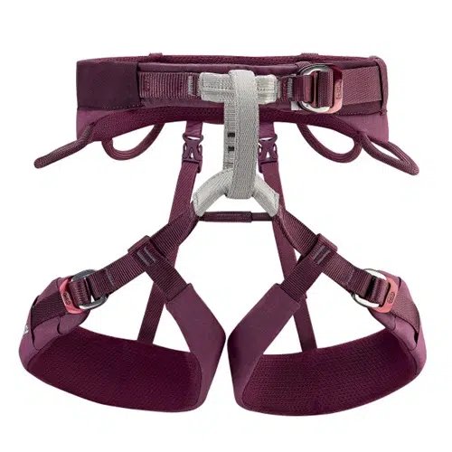 El arnés de escalada Arnés Petzl Luna de color granate, diseñado con correas y hebillas ajustables, garantiza seguridad y comodidad. Incluye dos perneras, un cinturón y un punto de encordamiento central, todo ello resaltado sobre un fondo blanco.