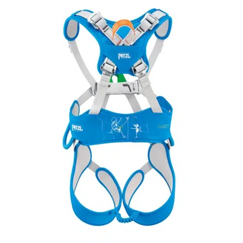 El Arnés Petzl Ouistiti Infantil es un arnés de escalada azul y blanco diseñado para niños, con correas ajustables y acolchado. Incluye hebillas de seguridad para un ajuste seguro y tiene ilustraciones de escaladores en la parte delantera.