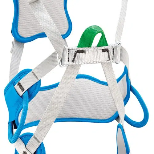 Primer plano de un Petzl Ouistiti Arnés Infantil en azul y blanco, con correas ajustables y una anilla de sujeción verde. Este arnés está diseñado para la seguridad en escalada, con secciones acolchadas para mejorar la comodidad.