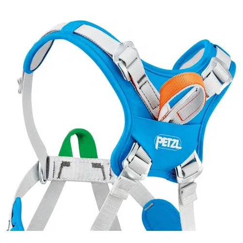Primer plano del arnés de escalada infantil Arnés Petzl Ouistiti en color azul y blanco, con correas ajustables, hebillas y un asa verde en la parte trasera. El arnés completo lleva la marca "Petzl" en la zona del pecho.