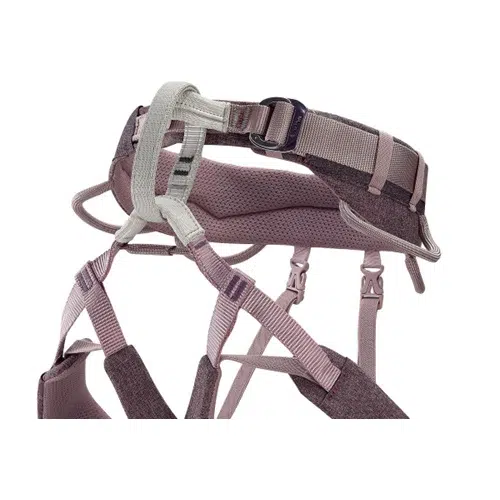 Primer plano del arnés Selena de Arnés Petzl en color rosa y gris, con hebillas y correas ajustables. Este arnés incluye trabillas reforzadas y acolchado para una máxima comodidad y seguridad durante la escalada.