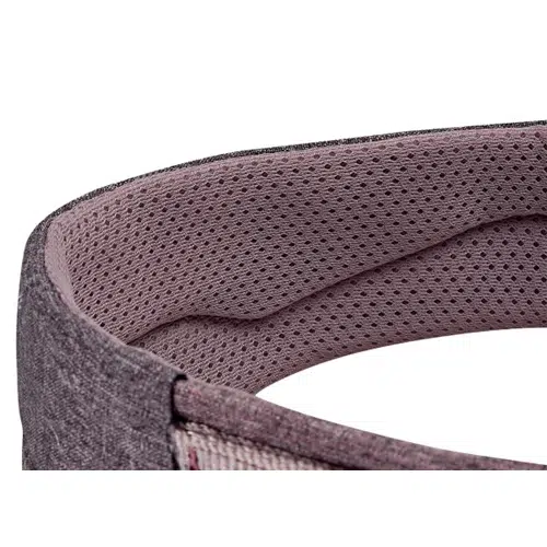 Primer plano de una banda de tejido gris texturizado con forro perforado, que recuerda el meticuloso diseño del Arnés Petzl Selena.