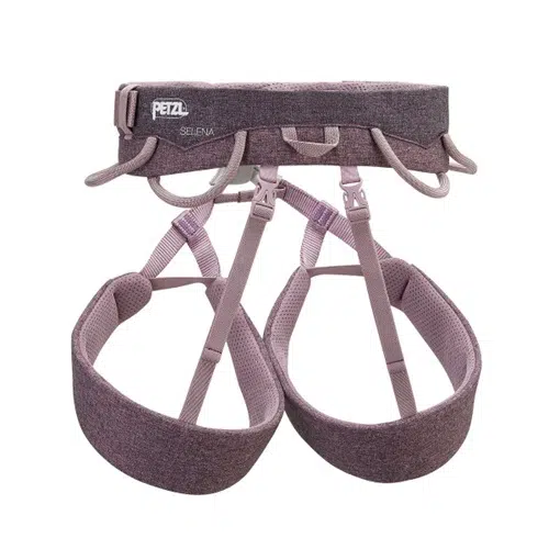El Arnés Petzl Selena es un arnés de escalada en color gris y rosa, con perneras acolchadas, cinturón ajustable y múltiples portamateriales, todo ello diseñado para garantizar comodidad y seguridad durante tus actividades de escalada.