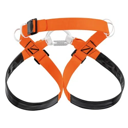El arnés de escalada Arnés Petzl Superavanti, en color naranja y negro, incluye correas ajustables y un mosquetón central metálico para proporcionar una sujeción segura y garantizar la seguridad durante tus aventuras de escalada.