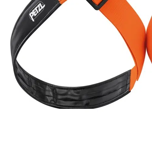 Primer plano de un arnés de escalada naranja y negro con el logotipo "PETZL". El Arnés Petzl Superavanti presenta una cinta resistente y una hebilla segura, diseñada para garantizar la seguridad durante las actividades de escalada.