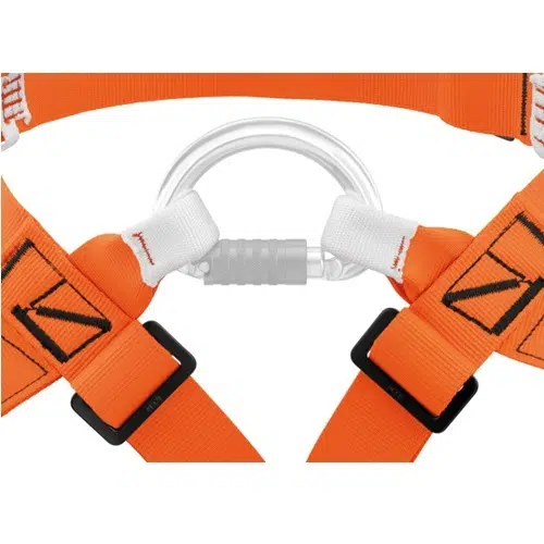 Primer plano de un Arnés Petzl Superavanti naranja con hebillas negras y un mosquetón plateado. Las correas resistentes y las costuras reforzadas garantizan la seguridad, mientras que el mosquetón está firmemente sujeto a las trabillas del arnés.