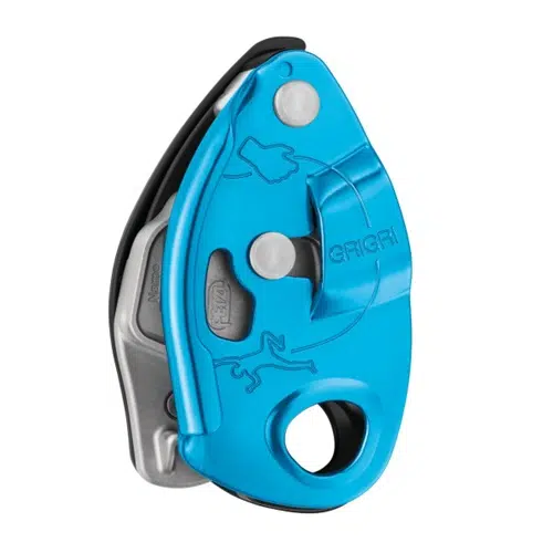 El Asegurador Petzl con Frenado Asistido Grigri Rojo, un dispositivo de seguridad para escalada de color rojo con una palanca plateada y un orificio para colocar una cuerda, presenta imágenes de escalada grabadas y la marca "Grigri", lo que ofrece mayor seguridad en su ascenso.