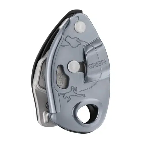 El producto que se muestra es un asegurador Petzl de color rojo, con un diseño en gris y plata, con empuñadura negra e ilustraciones grabadas. En el lateral se pueden ver las palabras "GRIGRI" y "Asegurador Petzl con Frenado Asistido". Está destinado a la escalada y a la seguridad.