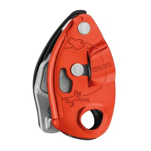 El Asegurador Petzl con Frenado Asistido Grigri Rojo es un dispositivo de seguridad para escalada en roca de color rojo y plata con la inscripción "GRIGRI". Dispone de un orificio circular en la parte inferior y de varias piezas móviles, diseñadas para dar y recibir cuerda durante la escalada en roca.