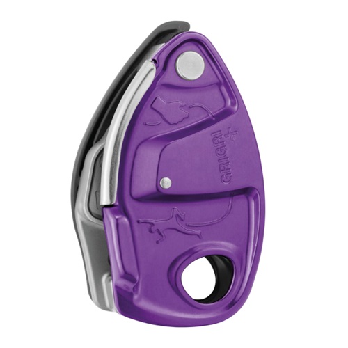 Primer plano de un dispositivo de aseguramiento naranja y plateado, conocido como Asegurador Petzl con Frenado Asistido Grigri+ Naranjo, utilizado para escalada. El dispositivo incluye un mecanismo de leva y un orificio para sujetarlo a un mosquetón, con un logotipo grabado y un diseño de figura de escalada visible en su superficie.