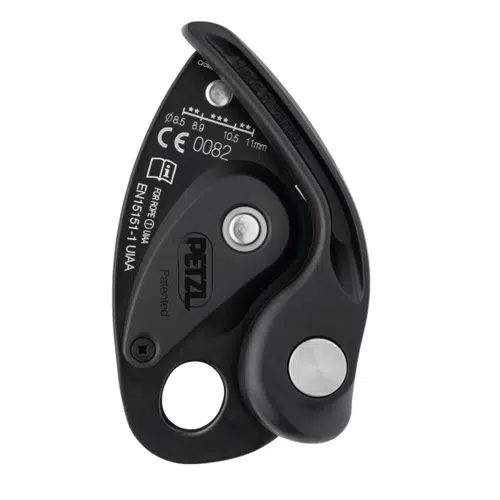 Primer plano de un Asegurador Petzl con Frenado Asistido Grigri Rojo, que presenta un elegante diseño en color rojo con la marca visible y las marcas de certificación CE. Cuenta con un mecanismo giratorio y puntos de enhebrado para la gestión de la cuerda, lo que lo hace ideal para aplicaciones de escalada y seguridad.