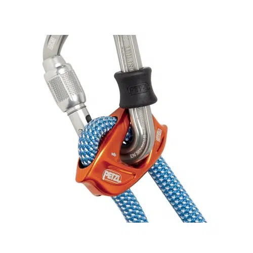 Primer plano de una cuerda de escalada azul asegurada con un bloqueador de cuerda Petzl naranja y un mosquetón de seguridad plateado, similar al Cabo de Anclaje Regulable Petzl Connect Adjust. La cuerda se enhebra a través del dispositivo, lo que garantiza la seguridad durante las actividades de escalada.