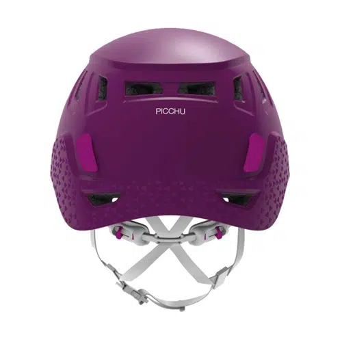 El Casco Petzl Picchu para Niños Morado es un casco de escalada morado equipado con orificios de ventilación y una correa de barbilla segura. La palabra "PICHU" se muestra de forma destacada en la parte delantera, mientras que un intrincado patrón geométrico adorna la parte trasera para realzar el estilo.