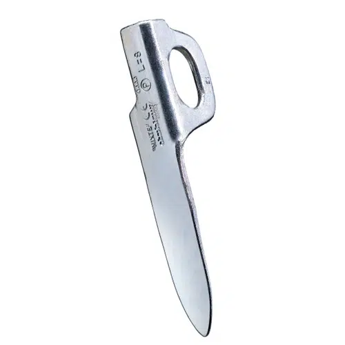 Fotografía de un pitón de metal brillante, en concreto el Clavo Petzl Rocher Mixte, un anclaje utilizado en escalada en roca. Tiene una hoja con una punta plana y cónica y una cabeza en forma de bucle para fijar mosquetones u otro equipo de escalada. Las marcas del fabricante, "Petzl Rocher", están grabadas en la parte superior de la hoja.