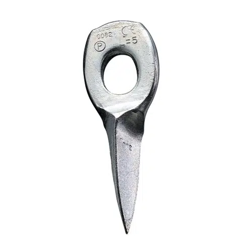 Clavo Petzl Pitón Universel en color plata, con un orificio circular en la parte superior y un extremo afilado y puntiagudo en la parte inferior. La superficie está grabada con texto y números que indican las especificaciones.