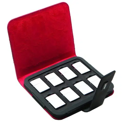 Un Estuche Zippo Collectors Case rojo para 8 encendedores alberga una cuadrícula de 12 pequeños contenedores rectangulares, que ofrecen un almacenamiento seguro para diversos artículos, con su diseño abierto que muestra con precisión el contenido en el interior.