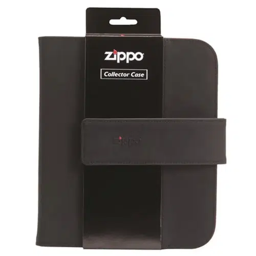 El Estuche Zippo Collectors Case - 8 encendedores es un elegante estuche de colección negro que presenta una correa en el frente y está elegantemente empaquetado en una funda negra. La funda muestra de manera prominente el logotipo de Zippo junto con el texto "Estuche Zippo Collectors Case - 8 encendedores". El estuche en sí cuenta con un diseño minimalista caracterizado por líneas limpias y un acabado suave.